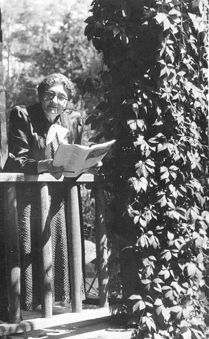 Maria Grzegorzewska z książką w ogrodzie, zdjęcie czarno białe