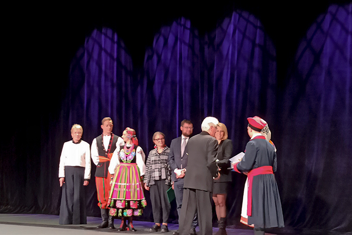 Rektor APS podczas wręczania medalu.jpg