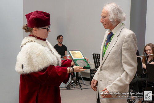 JM Rektor APS wręcza Medal prof. A. Giryńskiemu.jpg